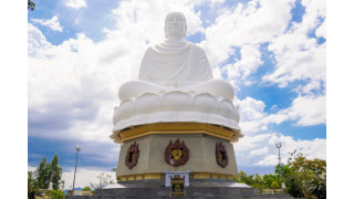 Long Sơn là ngôi cổ tự trăm tuổi, sở hữu bức tượng Phật ngoài trời lớn nhất Việt Nam